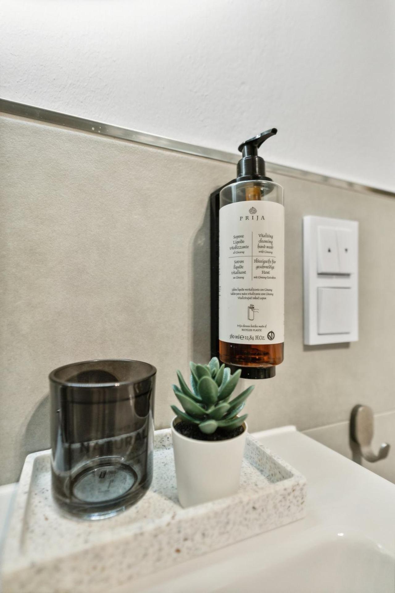 Zwei Apartments Fuer Bis Zu 8 Personen Zentral, Modern, Mit Terrasse & Balkon Bielefeld Luaran gambar